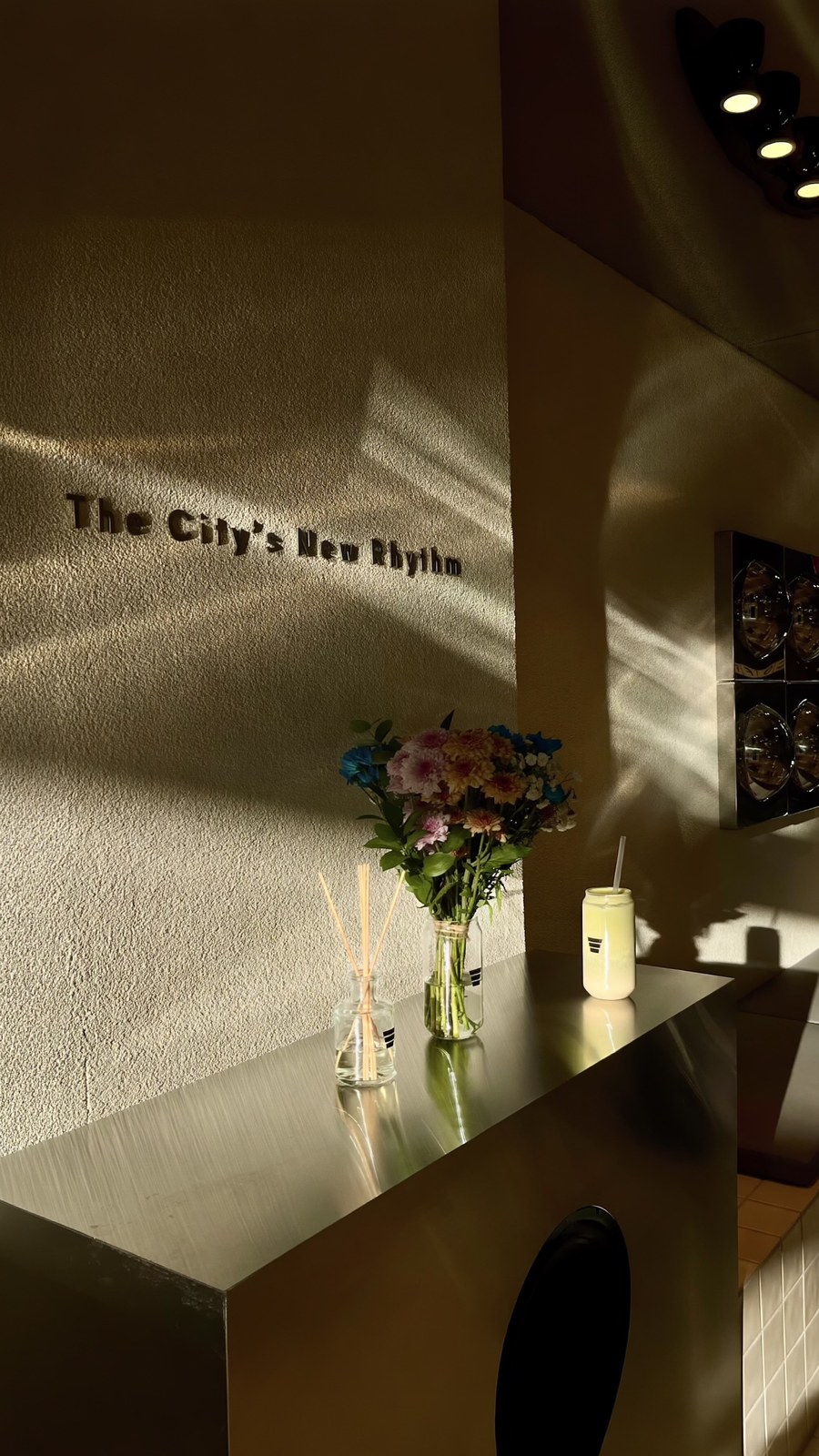 The City's New Rhythm İç Mekan Tipografi ve Güneş Işığı